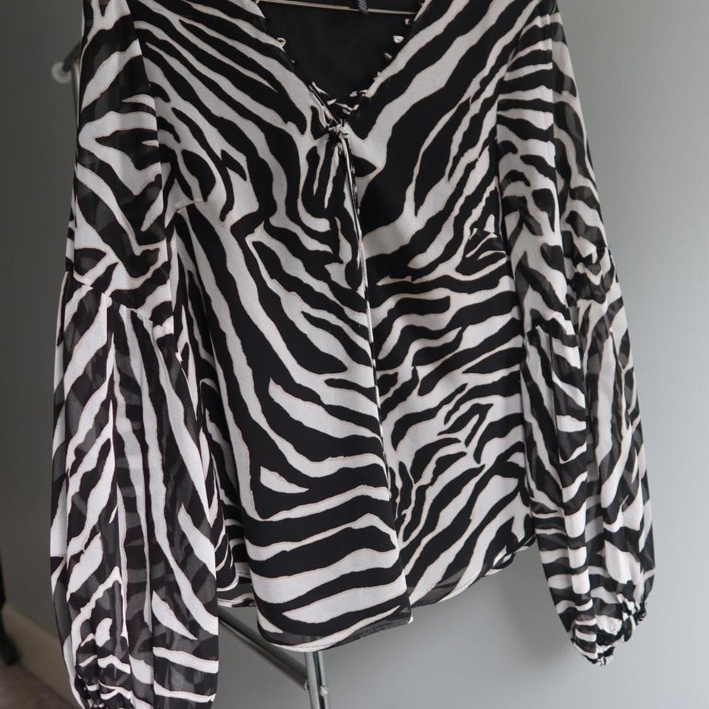 Zebra Blouse With Flowery Sheer Sleeves Womens Black‎ & White